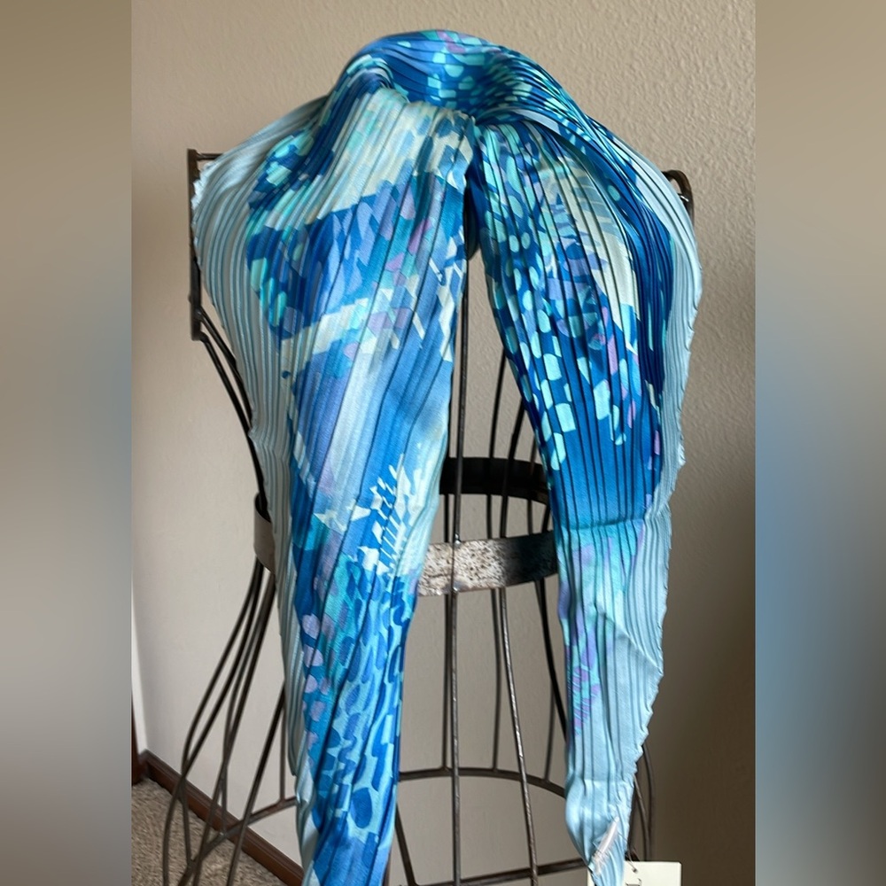 NWT Tanner Beautiful Blues 100% Silk Pleated Scarf